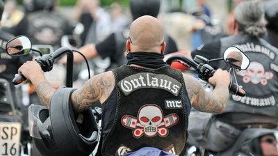 Mitglieder des Motorradclubs «Outlaws» fahren am 03.07.2009 in einem Korso zur Beerdigung ihres Club-Mitglieds Dirk O. in Mettenheim. (FOTO: DPA)