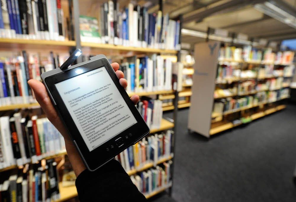 Etwa 1 000 Bücher passen auf das rund 200 Gramm schwere Gerät.
