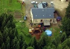 Luftaufnahme auf das Schloss «Le Sautou», wo die Polizei nach Leichen sucht, die Michel Fourniret hier vergraben haben will (Archivfoto vom 03.07.2004). (Foto: dpa)