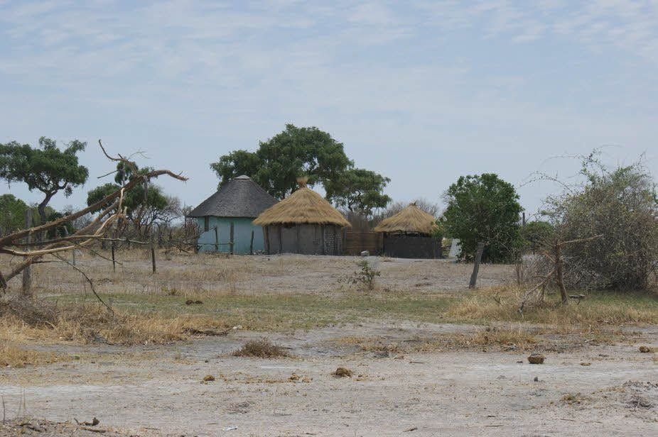 Ein Dorf, auch Village genannt, in Botswana. Hier und in Namibia ist das Land dünn besiedelt.