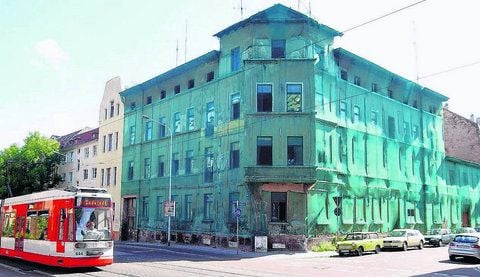 Das Haus Reilstraße 101 verursacht Schäden am Nachbargebäude. Nässe dringt durch.