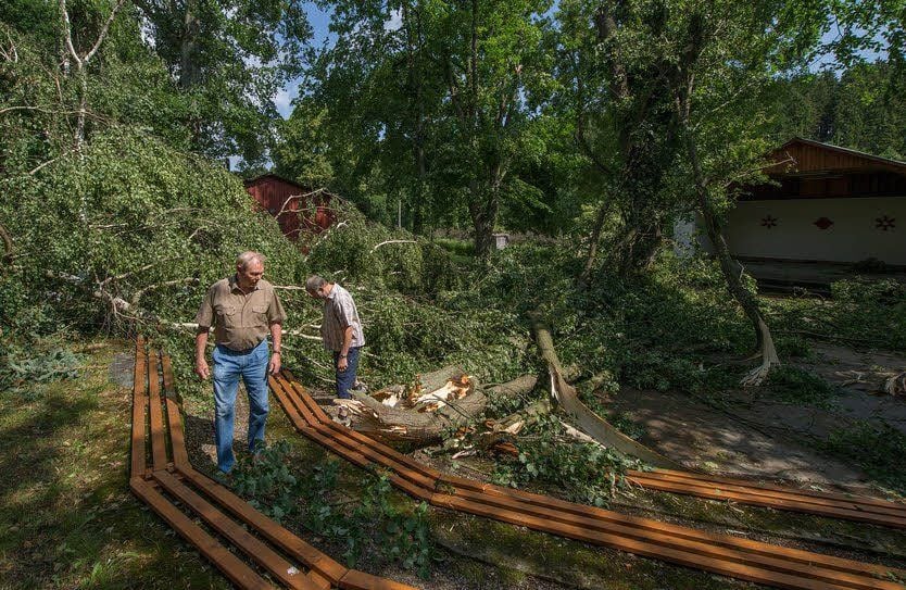 Das Unwetter am Dienstagabend hat auf dem Günterberger Festplatz einen Ort der totalen Verwüstung hinterlassen. Ortsbürgermeister Günter Wichmann und Gunter Timpe (r.) im Chaos aus Ästen und Laub.