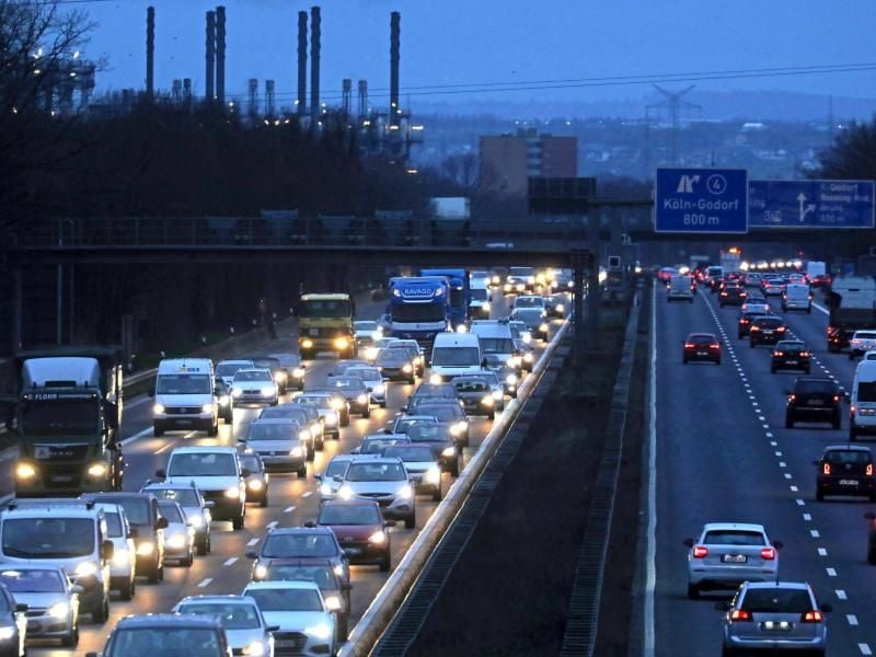 Autofahrer steckten 2019 auf nordrhein-westfälischen Autobahnen rund 171.000 Stunden in Staus und stockendem Verkehr fest - gut 17.000 Stunden (plus 11 Prozent) mehr als 2018. Foto: Oliver Berg/dpa