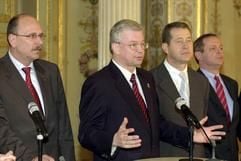 Ministerpräsident Roland Koch (2.v.l.) stellt am Dienstagmorgen (25.02.2003) in Wiesbaden seine drei neuen Minister im Kabinett vor: Stefan Grüttner (l, Chef der Staatskanzlei), Alois Riehl (2.v.r., Wirtschaftsminister) und Udo Corts (r, Wissenschaftsminister, alle CDU). Die Regierungsmannschaft von Roland Koch ist damit von neun auf zehn Minister angewachsen. (Foto: dpa)