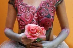 Aus Rosen besteht die Körperbemalung von Christina, die sich in Mainz präsentiert. Das Model nimmt hier am kommenden Wochenende am German Bodypainting Festival teil. (Foto: dpa)