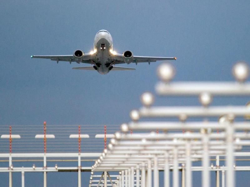 Das Flugzeug ist statistisch gesehen das sicherste Verkehrsmittel. Viele Menschen haben dennoch Flugangst. Diese können sie in Seminaren besiegen. Foto: Sebastian Kahnert