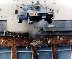 Das Archivbild von 1997 zeigt einen BMW 750iL, der in einer Szene aus dem James-Bond-Film "Der Morgen stirbt nie" von einem Hausdach stürzt. 40 Jahre ist die Serie nach der Romanvorlage von Ian Fleming nun schon alt. 20 Filme hat sie seit dem Erstlingswerk "007 jagt Dr. No" (1962) hervorgebracht. Die Abenteuer des Doppel-Null-Agenten im Dienste von Königin Elizabeth II. sind bislang die erfolgreichste Fortsetzungsstory der Filmgeschichte. Bisherige Einnahmen: 8 Milliarden Euro. Bond Nr. 20, "Stirb an einem Tag" (Die Another Day), feiert am 18. November in London Premiere und läuft 10 Tage später auch in Deutschland an. (Foto: dpa)
