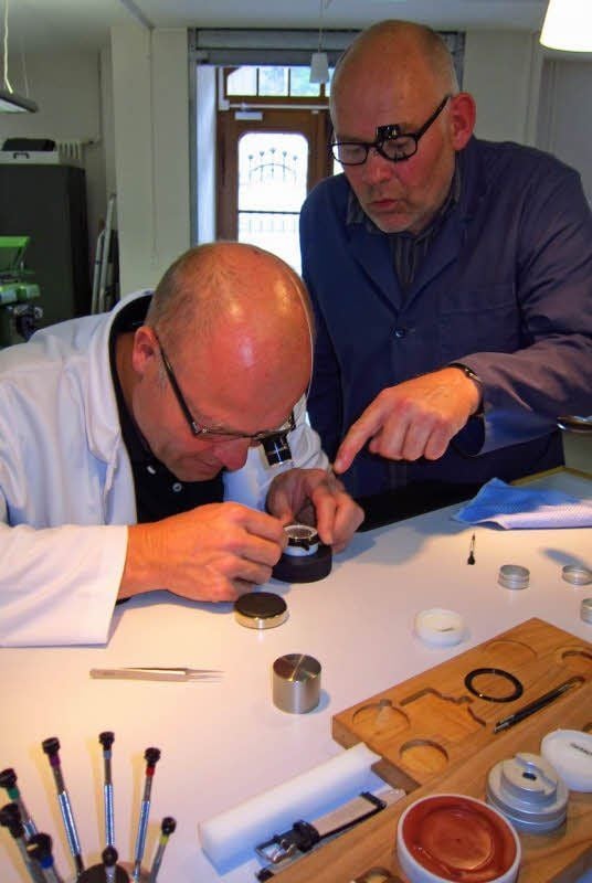 Meister Arcidiacona (rechts) gibt einem Hobby-Uhrmacher Tipps.
