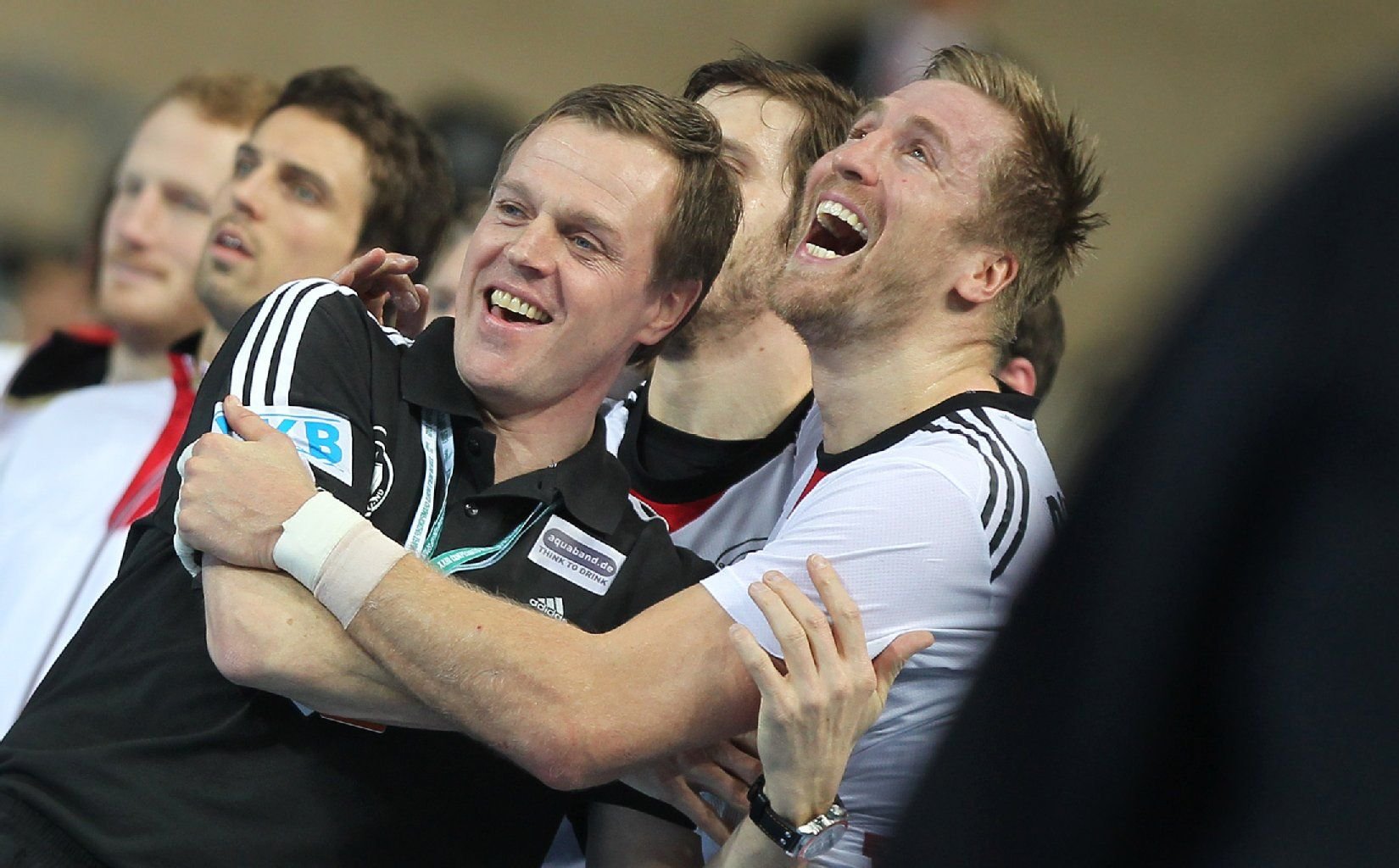 Hier jubeln sie noch am Ende des Spiels gegen Frankreich bei der Handball-WM in Spanien. Doch nun schlägt für Deutschlands Handballer in der EM-Qualifikation die Stunde der Wahrheit. In Montenegro darf sich die DHB-Auswahl keinen Ausrutscher erlauben.