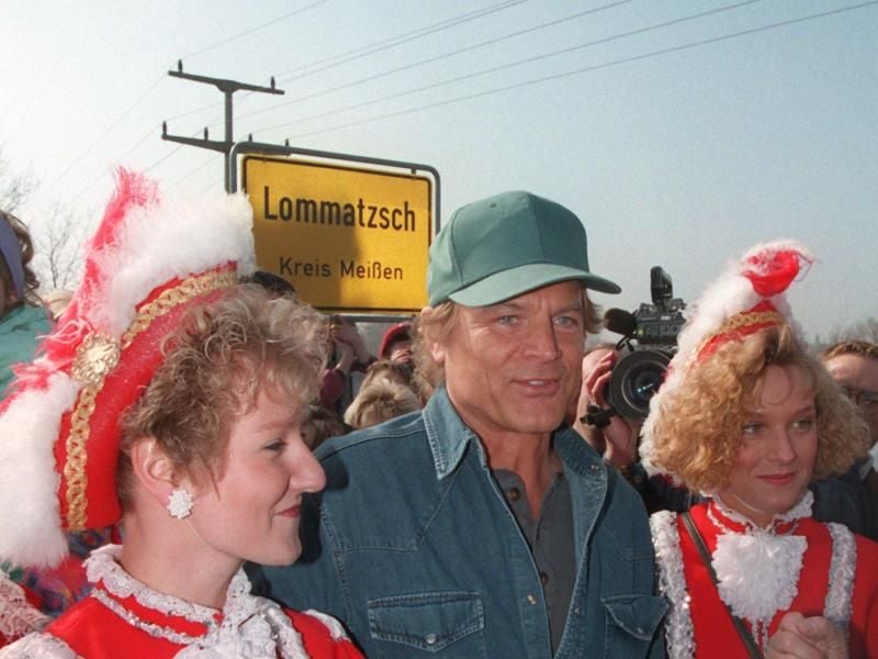 Terence Hill wird am Ortseingang der sächsichen Kleinstadt Lommatzsch, wo er von 1943 bis 1947 wohnte, mit Brot und Wein willkommen geheißen. Foto: Thomas Lehmann
