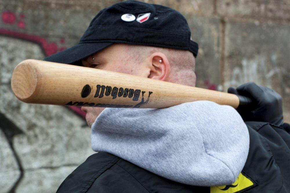 Der Baseballschläger gehörte zur Grundausstattung gewalttätiger Neonazis in den 1990er Jahren.