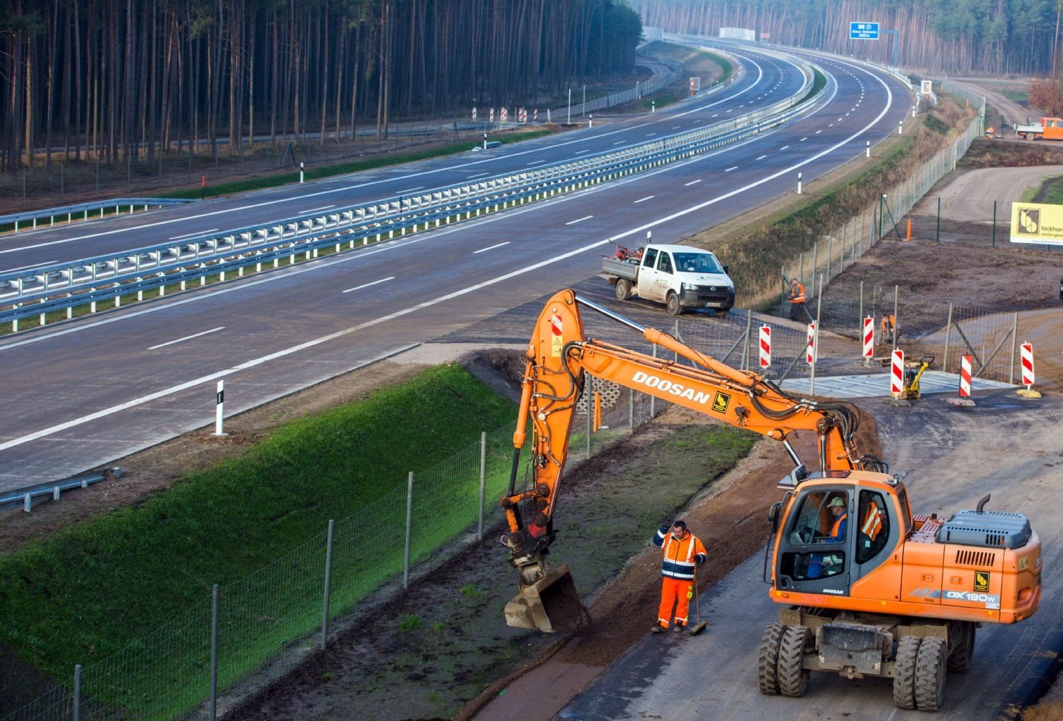 Bauarbeiter arbeiten in der Nähe von Wöbbelin (Mecklenburg-Vorpommern) an dem neuen Autobahnabschnitt der A14 zwischen Wismar und Magdeburg.