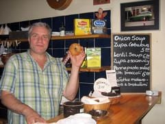 Nava de Kime hält in Krakau in seinem Bistro «Bagelmama» einen Bagel in der Hand. (Foto: dpa)