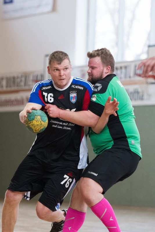 Alexander Ortel (l.) steuert zwei Treffer zum 24:23-Erfolg der Burgenländer in der Männer-Bezirksklasse bei.