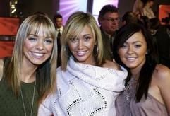 «Atomic Kitten» (l-r): Liz McClarnon, Jenny Frost und Natasha Hamilton im Dezember 2002 auf der ZDF-Gala «Ein Herz für Kinder» in Berlin. (Foto: dpa)