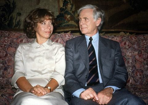 Das Komiker-Paar Vicco von Bülow alias Loriot und Evelyn Hamann sitzt auf einem Sofa (1987). Deutschlands berühmtester Humorist Loriot ist tot. (FOTO: DPA)