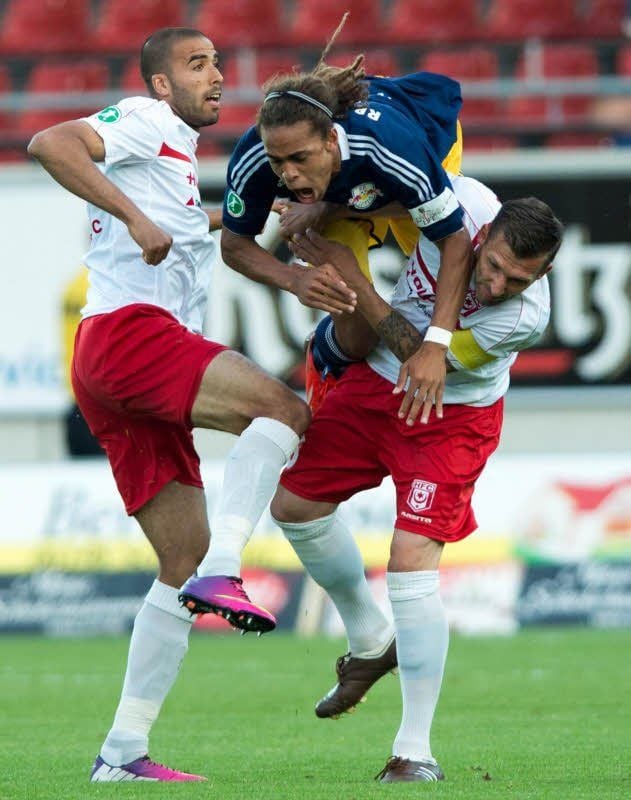 Adli Lachheb (l.) und Maik Wagefeld stoppen gemeinsam RB-Stürmer Yussuf Poulsen.
