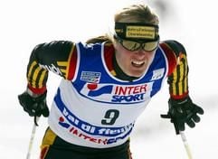 Die Deutsche Claudia Künzel sprintet am Mittwoch (26.02.2003) im italienischen Tesero im Val di Fiemme (Fleimstal) im Sprint-Qualifikationsrennen bei den nordischen Ski-Weltmeisterschaften über 1,5 Kilometer. Künzel qualifizierte sich für das Viertelfinale. (Foto: dpa)