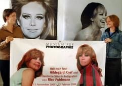 Im Museum für Photographie in Braunschweig halten die Kuratorin Wiebke Ratzeburg (l) und Mitarbeiterin Miriam Jung am Donnerstag (10.11.2005) vor großen schwarz-weiß-Fotos von der Schauspielerin Hildegard Knef ein Ausstellungsplakat. (Foto: dpa)