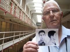 John Banner (83), Häftling auf Alcatraz von 1954 bis 1958, am Sonntag (13.08.2006) in seinem Zellblock mit einem Foto von sich als 31-jähriger bei der Einlieferung. (Foto: dpa)