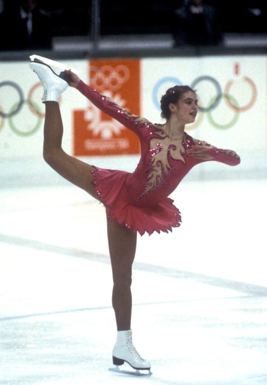 Eiskunstläuferin Katarina Witt aus Karl-Marx-Stadt (Chemnitz) zeigt am 18.02.1984 bei den XIV. Olympischen Winterspielen von Sarajevo (Jugoslawien, heute Bosnien-Herzegowina) mit Erfolg ihren Kürvortrag.