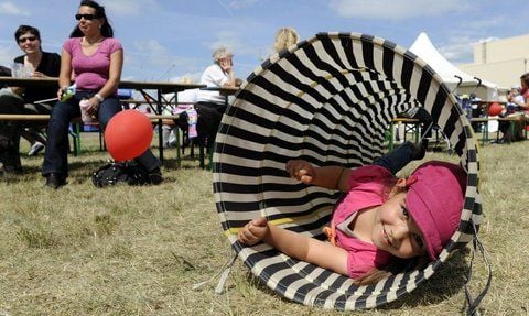 Zum Kugeln: Annalena (4) hatte Spaß auf der Spielwiese. (FOTO: LUTZ WINKLER)