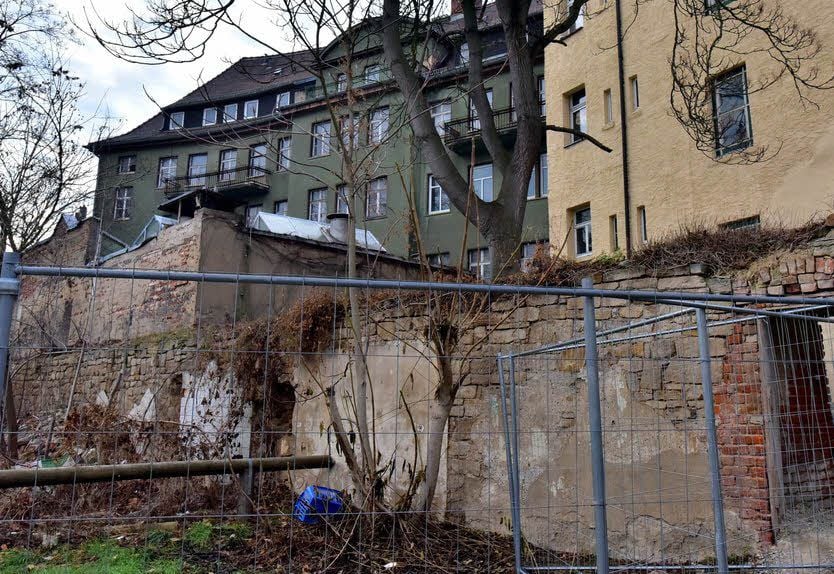 Eine Brachfläche mitten in der Stadt: Bald werden Archäologen das künftige Areal des Jobcenters in Weißenfels untersuchen.