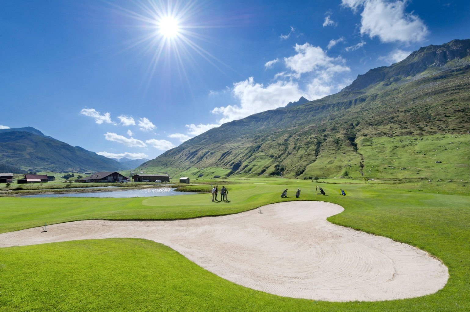Luxus in Andermatt: Zum größten Resort der Alpen gehört unter anderem ein 18-Loch-Golfplatz.