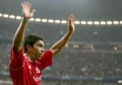 Der brasilianische Fußballspieler Giovane Elber winkt am Dienstag (08.08.2006) in der Münchner Allianz Arena. Drei Jahre nach seinem Weggang vom FC Bayern München verabschiedete sich Elber von seinen Fans in Deutschland. (Foto: dpa)
