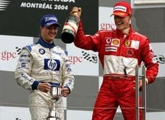Der deutsche Formel 1-Pilot Michael Schumacher (r, Ferrari) jubelt am Sonntag (13.06.2004) auf der Formel 1-Rennstrecke "Gilles Villeneuve" im kanadischen Montreal neben seinem Bruder Ralf (l, BMW-Williams) über seinen Sieg beim Großen Preis von Kanada. Schumacher siegte vor seinem Bruder Ralf und seinem Teamkollegen Rubens Barrichello. (Foto: dpa)