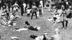 «Blumenkinder» lagern auf einer Wiese in San Francisco. Im Juni 1967 lud eine verschlafene Kleinstadt am Pazifik zum Musik-Happening - 200000 junge Menschen kamen. (Foto: dpa)