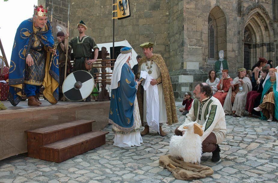Das Historienspiel „Der Hoftag von Kaiser Otto I. anno 973“ fand im Schatten statt und zeigte neue Szenen. Die Fragen die die Untertanen an ihren Kaiser stellten, waren durchaus nachdenklich.