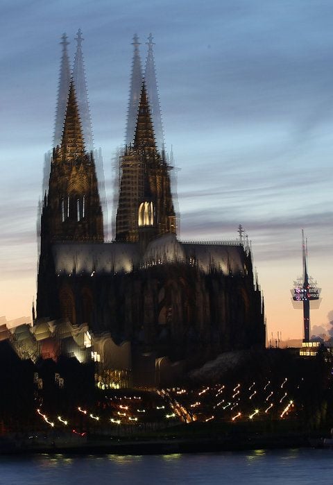 Der Dom in Köln scheint durch eine Langzeitbelichtung mit Kamerabewegung zu schwanken. Nach Berichten der Kölnischen Rundschau sind im Kölner Dom Erschütterungen sprürbar und Fahrgeräusche deutlich zu hören, wenn die neue U-Bahn-Linie 5 unter dem Dom vorbei fährt. (FOTO: DPA)