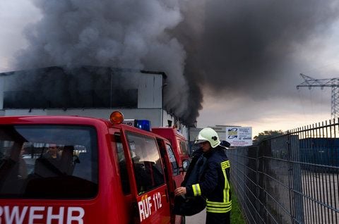 Auf dem Gelände des Zentrums für Wertstoffverarbeitung im Döllnitzer Gewerbegebiet hat es erneut gebrannt. (FOTO: WÖLK)
