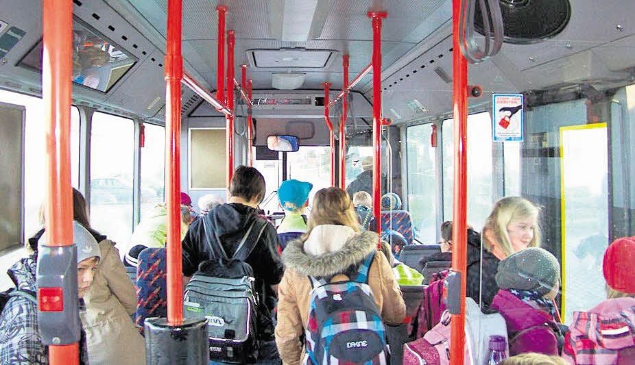 Auf der Strecke bis nach Jessen mit vielen Zwischenstopps füllt sich der Bus. Etliche Schüler müssen stehen, bevor sie an ihrer Schule aussteigen.