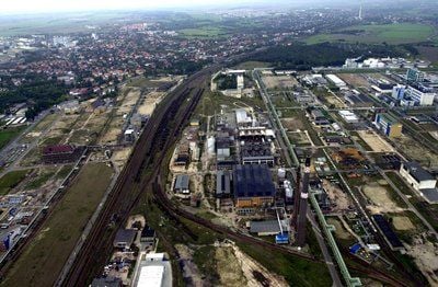 Der ChemiePark Bitterfeld-Wolfen und die Stadt Bitterfeld in einer Luftaufnahme. (FOTO: DDP)
