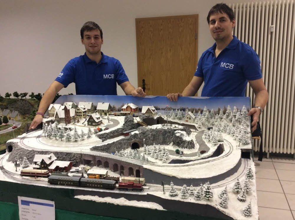 Steve Franke und Kay Rzepka mit der neuen Winter-Anlage des Modellbau-Vereins aus Braunsbedra.