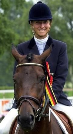 Ingrid Klimke, dreimalige deutsche Meisterin, lacht im Juli 2001 in Luhmühlen auf ihrem Pferd Robinson's Concord sitzend (Foto: dpa).