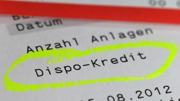 Das Konto zu überziehen, kann teuer werden. Berechnet eine Bank zwölf Prozent Überziehungszins für das Girokonto, fallen bei einem Minus von 1500 Euro immerhin 15 Euro Zinsen pro Monat an.