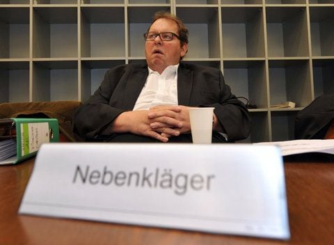 Der Schauspieler Ottfried Fischer sitzt als Nebenkläger im Gerichtssaal des Amtsgericht München (Oberbayern) beim Prozessbeginn um seine Prostituierten-Affäre. (FOTO: DPA)