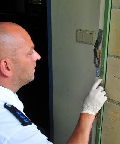 Harry Biermann begutachtet den Schaden.
