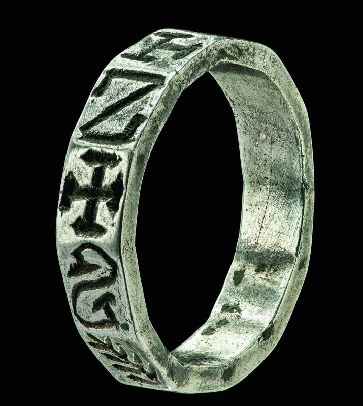 Der „Ring von Paußnitz“ wiegt 5,2 Gramm. Die Spuren im Silber zeigen, dass er viel getragen wurde.