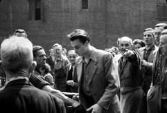 Angriff auf einen Funktionär in der Leipziger Beethovenstraße. (Zur arte-Sendung am 16. Juni 2003, 22.05 Uhr: "Helden ohne Ruhm. 17. Juni 1953." Bild: Sendeanstalt/Copyright)