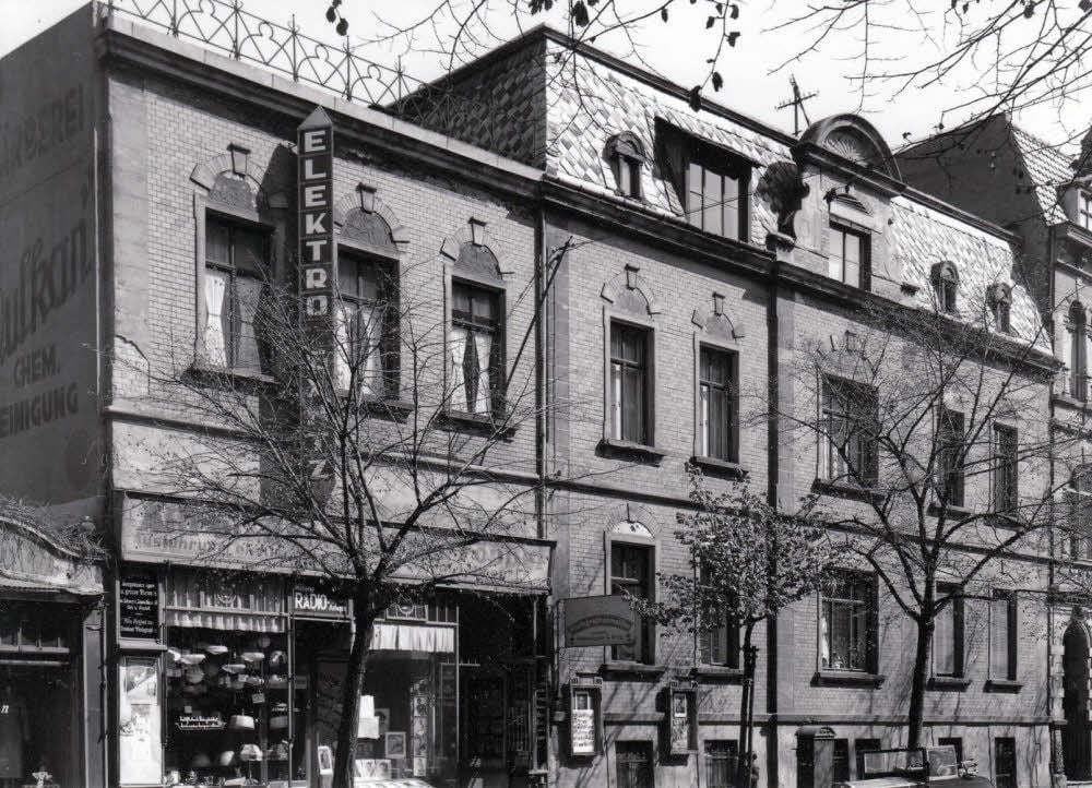So sah das Geschäftshaus Schützenstraße 7, zu DDR-Zeiten Thälmannstraße 7, um 1930 aus.