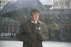 Der Wetter-Moderator David Spritz (Nicolas Cage) sagt in dem Film «The Weather Man» bei strömenden Regen das Wetter an. (Foto: dpa)