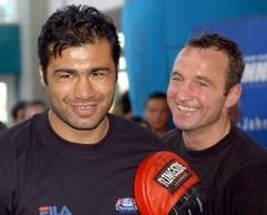 Der türkische Profiboxer Sinan Samil Sam (l) im April in Schwerin mit seinem Trainer Michael Timm. (Foto: dpa)