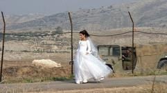 Mona (gespielt von Clara Khoury) macht sich auf den Weg zu ihrer bevorstehenden Hochzeit (Filmszene). Sie soll den ihr unbekannten Tallel, einen Star des syrischen Fernsehens, heiraten. Dies bedeutet, dass sie ihre Familie in dem von den Israelis besetzten Golanhöhen nie wiedersehen wird. Am Ende des Hochzeitstages beginnt für die Braut eine ungewisse Zukunft. (Foto: timebandits/dpa)