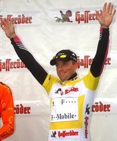 Telekom-Profi Steffen Wesemann steht am Samstag (17.05.2003) in Erfurt nach der Schlussetappe der 56. Friedensfahrt von Bad Elster nach Erfurt über 161 Kilometer auf dem Siegerpodest. Der 32-Jährige holte sich den Gesamtsieg. Die Etappe gewann der Italiener Enrico Degano. (Foto: dpa)