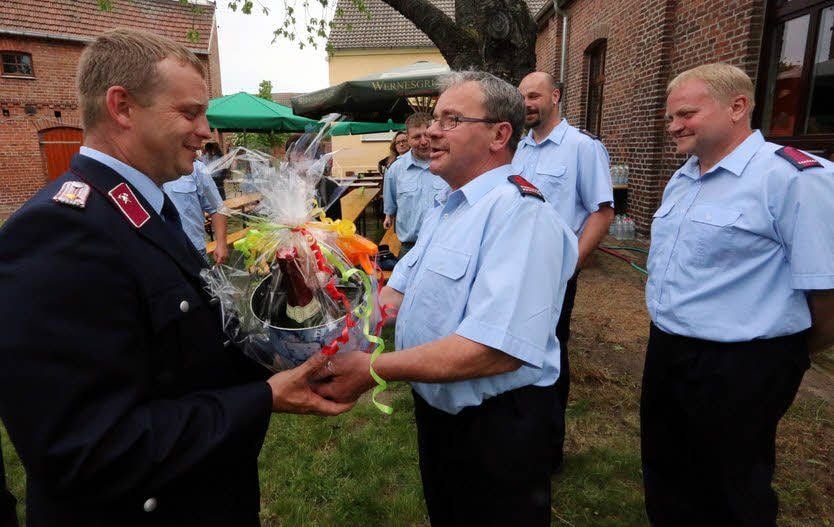 Hohndorfs Ortsfeuerwehr verfügt über ein neues Löschfahrzeug. Am Samstagabend wurde es eingeweiht und von Pfarrer Hans-Jörg Heinze einschließlich der Löschtruppe gesegnet.