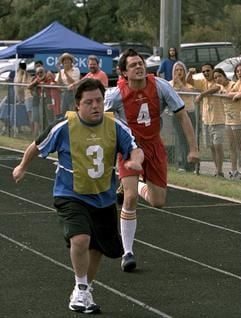 Jeffey Dohmer (hinten, Johnny Knoxville) rennt bei einem Wettkampf der Behinderten-Olympiade in dem Film «Dabei sein ist alles - Der Farelly-Schwindel». (Foto: dpa)